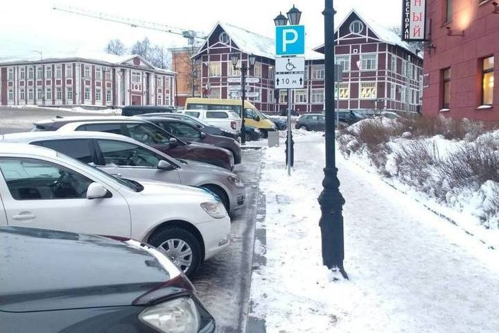 Парковку для инвалидов в центре Петрозаводска очистили от снежных гор