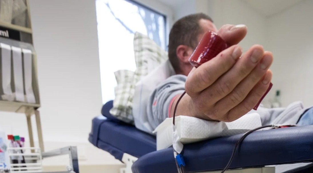 Юноша сдаёт кровь на донорство. Самый известный донор крови в мире. Донорская машина Минусинск фото. Доноры законодательство