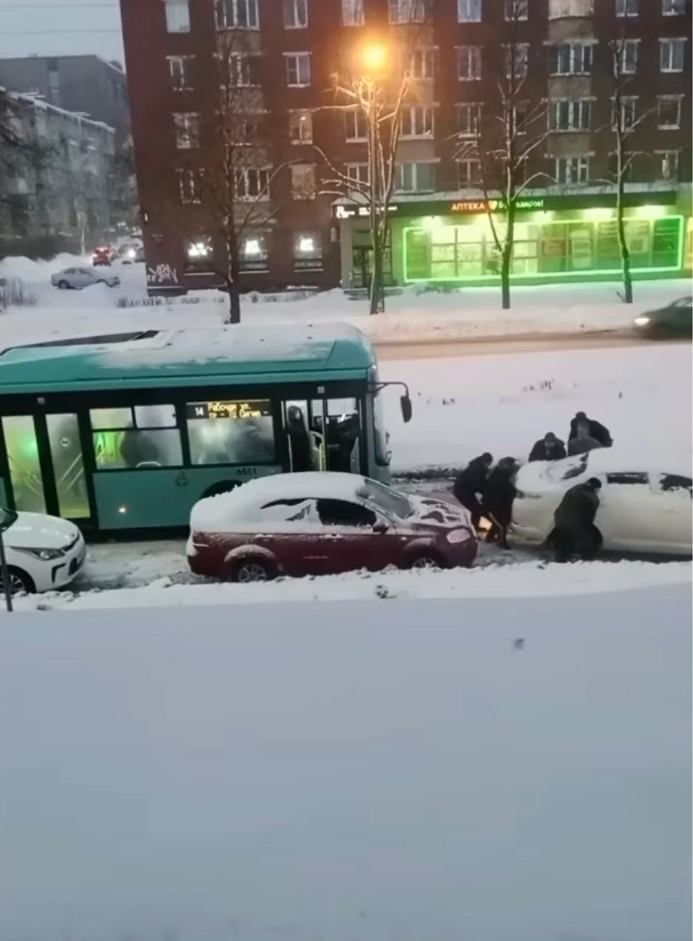 Пассажиры автобуса в Петрозаводске вынесли на руках мешавшую проехать легковушку