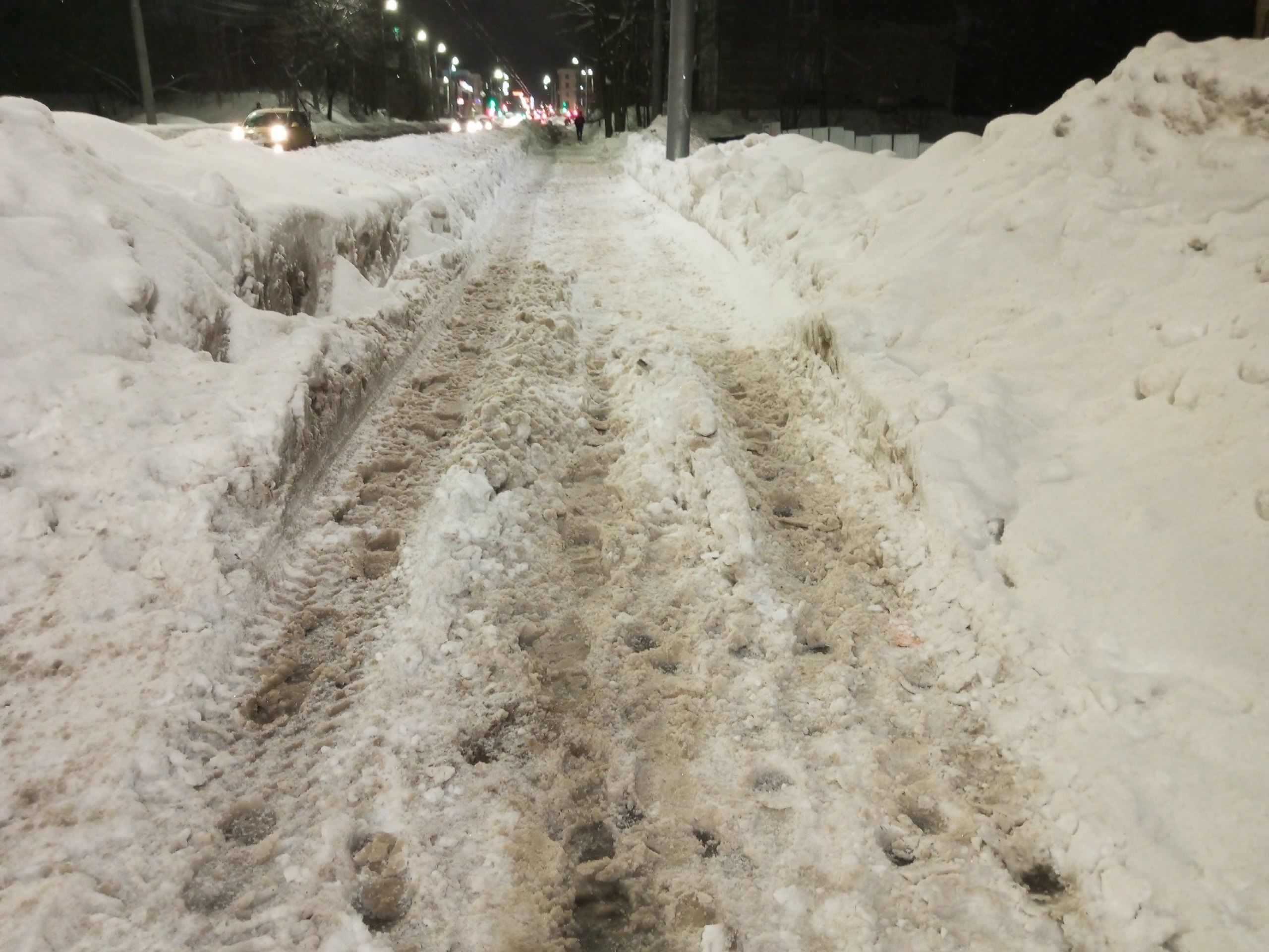 «Идти по каше не комфортно», — техника проехала по улице Петрозаводска, но снег остался
