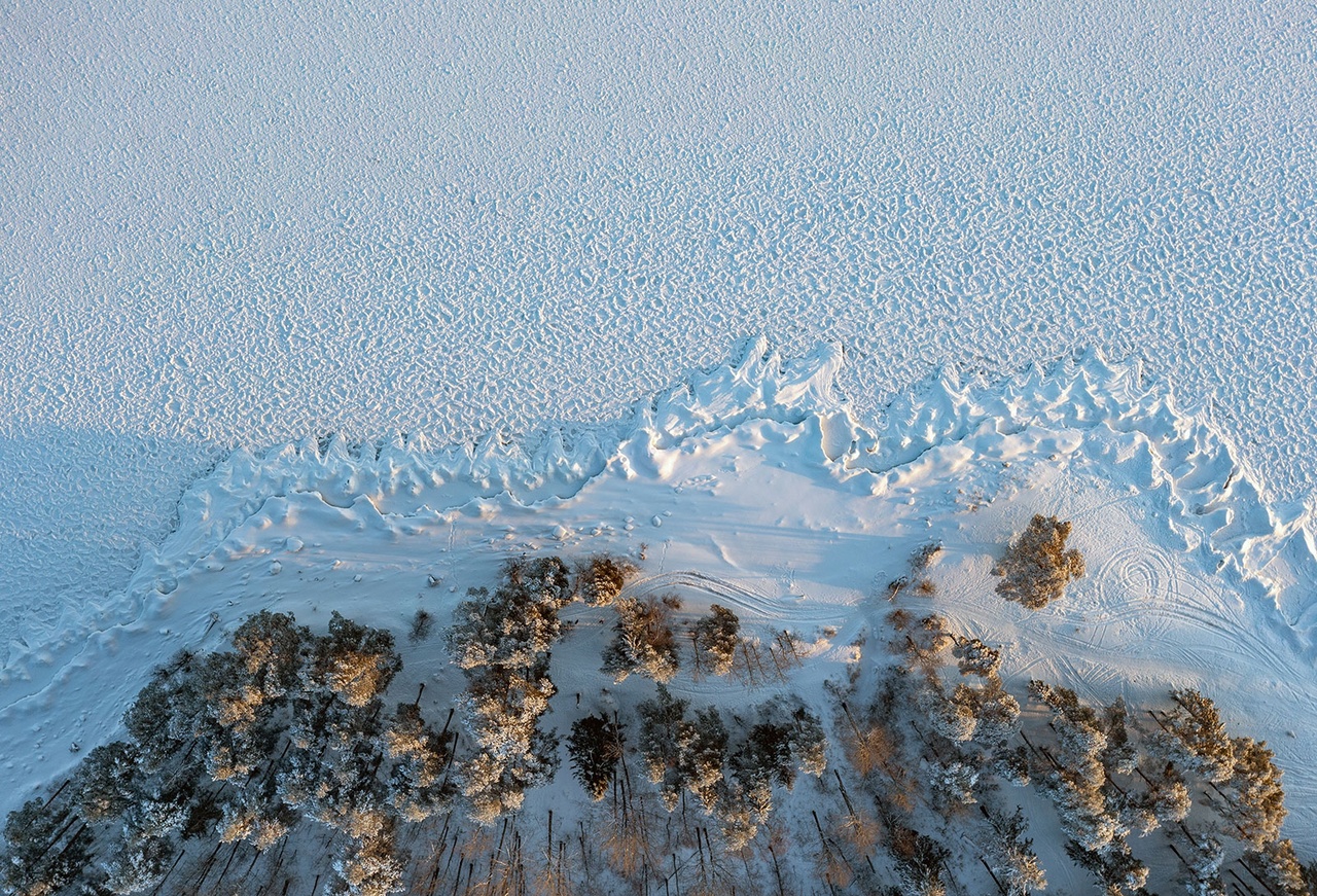 «Взбитые сливки на зимнем холсте», — фотограф из Карелии запечатлел Онего с необычного ракурса