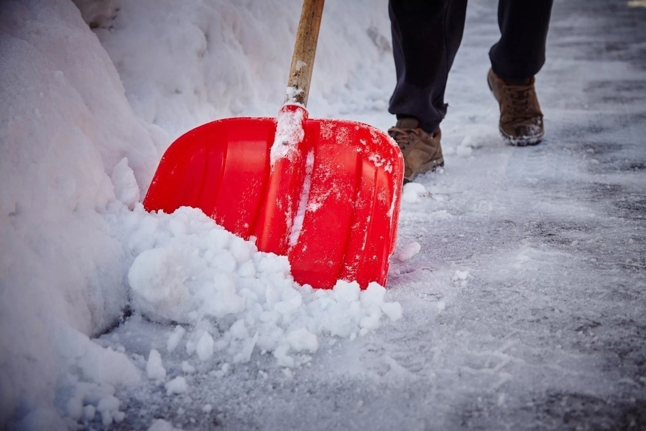 Специалисты нашли нарушения в уборке снега и очистке кровель в Петрозаводске