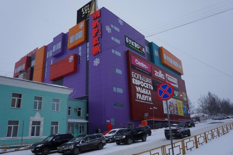 Водителей предупредили о ночной уборке у популярного торгового комплекса в центре Петрозаводска