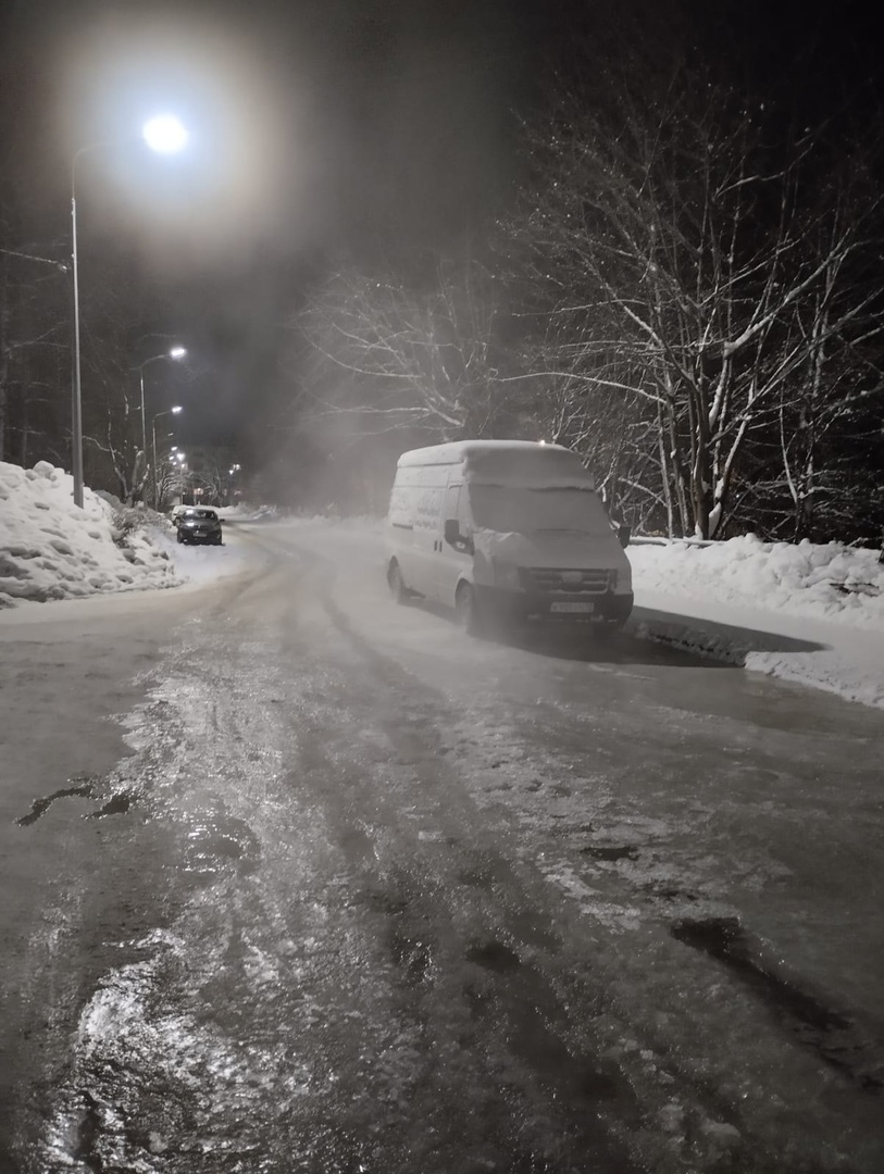 Автомобили вмерзают в лед из-за протечки на одной из улиц Петрозаводска