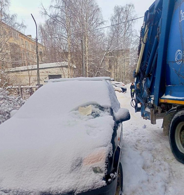 Нерадивые парковщики Петрозаводска мешают работать мусороуборочной технике