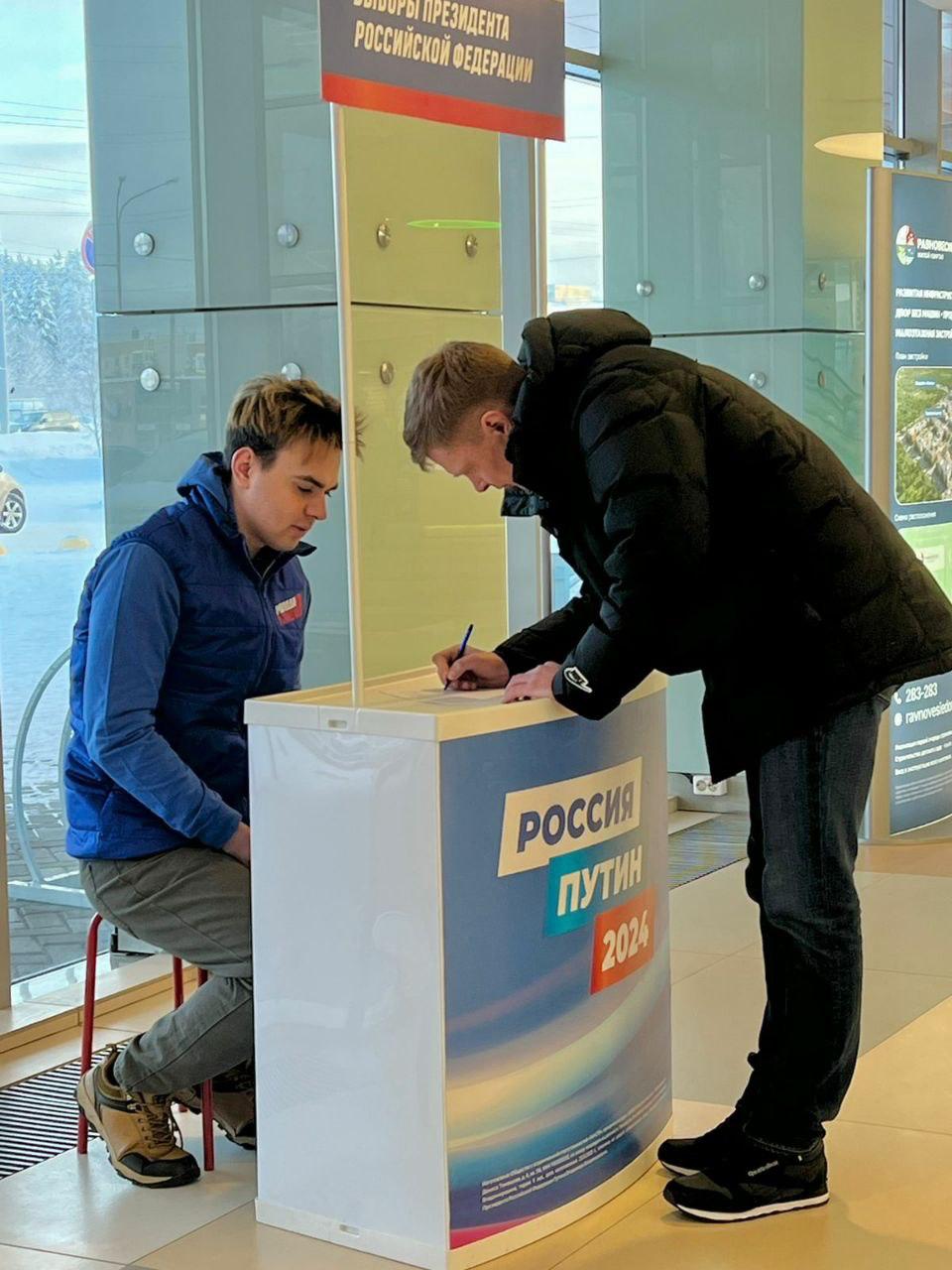 Волонтеры Народного фронта в праздничные дни продолжают собирать подписи за выдвижение Владимира Путина