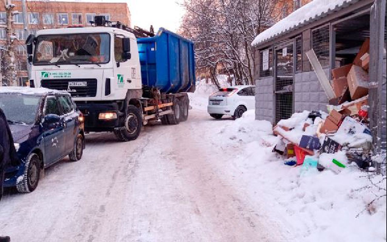 Припаркованные автомобили в Петрозаводске мешают вывозу мусора | СТОЛИЦА на  Онего