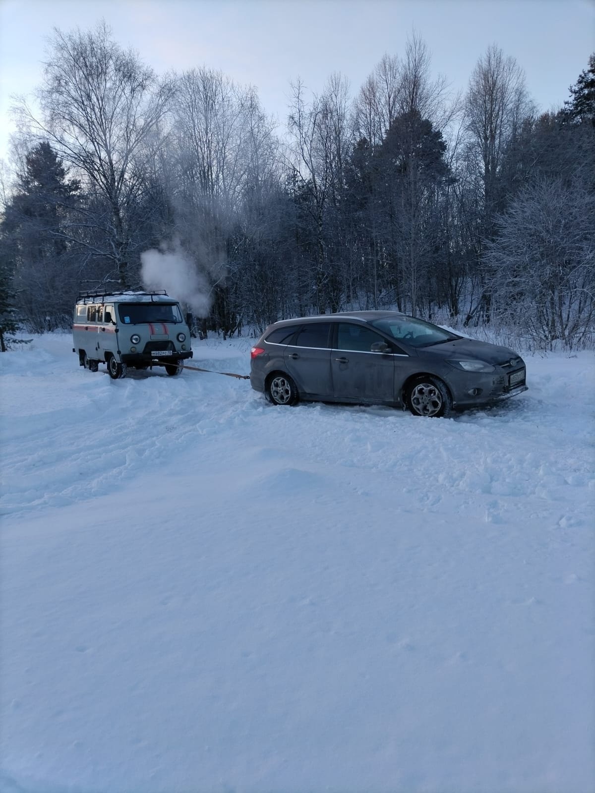 Спасатели Карелии помогли людям, замерзавшим в лесах на машинах и снегоходах 