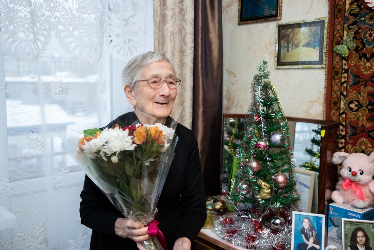 Шандалович поздравил с 98-летием участницу Сталинградской битвы из Медгоры