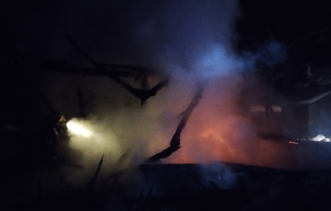 Огонь уничтожил дачный дом в популярном туристическом городе Карелии