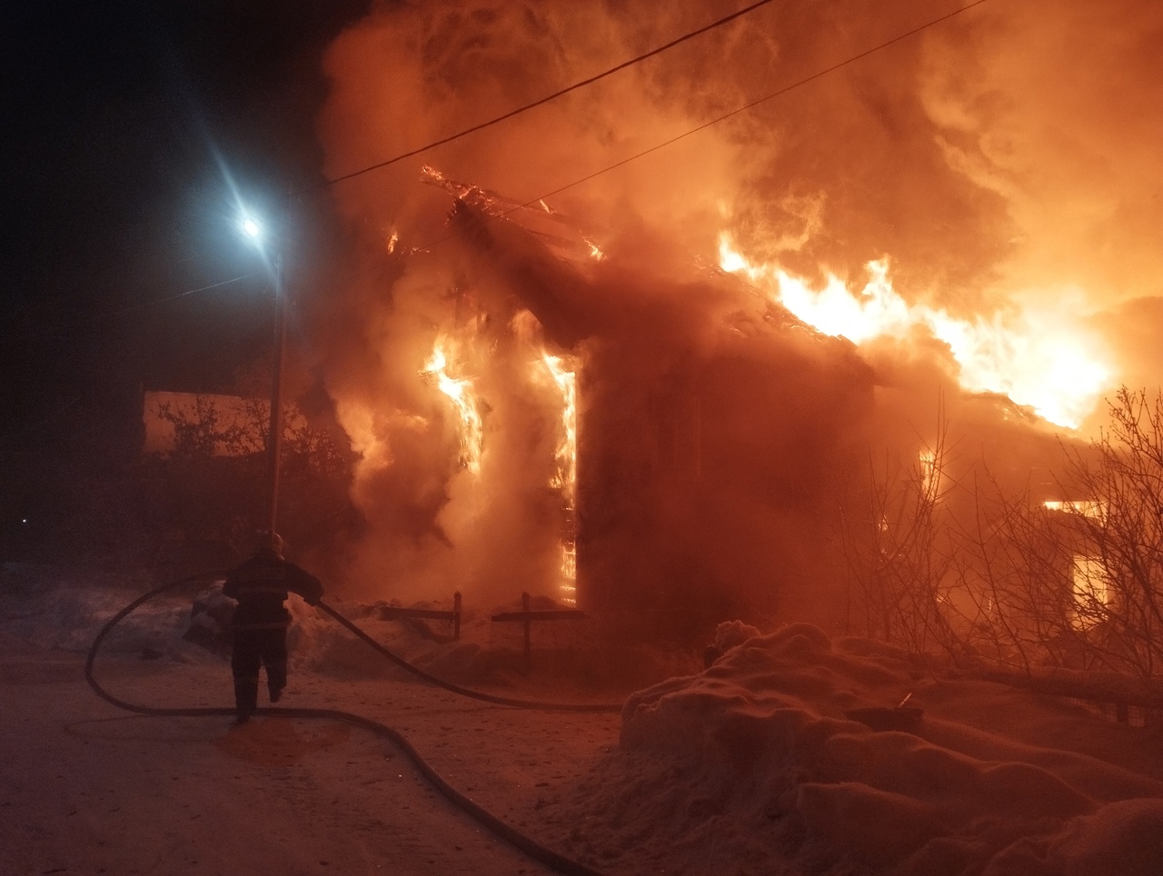 Страшный пожар на юге Карелии унес человеческую жизнь