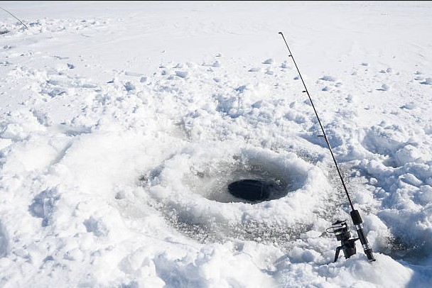 Известный бизнесмен отправился на зимнюю рыбалку в дикий мороз