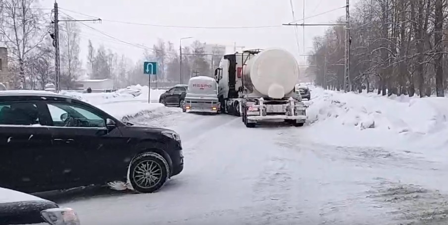 Авария с участием автоцистерны заблокировала проезд по набережной в Петрозаводске