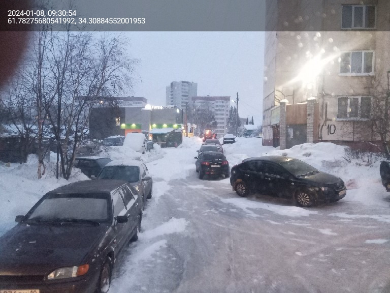 Припаркованные возле площадки автомобили не позволили забрать мусор из баков в Петрозаводске