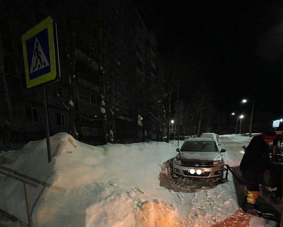 Припаркованный возле пешеходного перехода автомобиль в Петрозаводске отправился на штрафстоянку