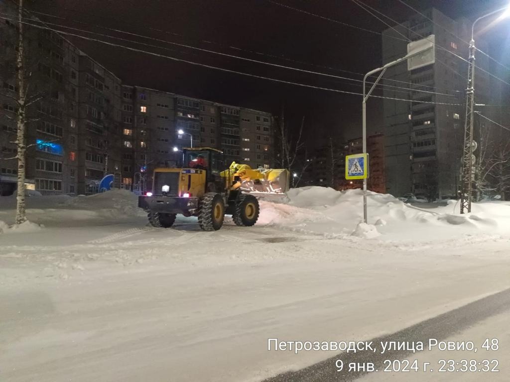 Подрядчик продолжает вывозить снег с улиц и тротуаров Петрозаводска