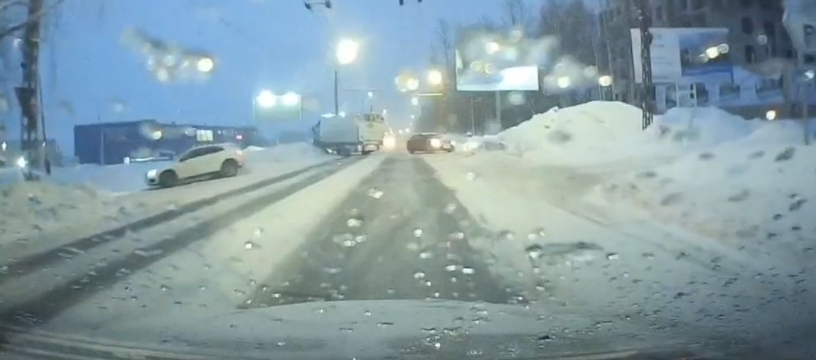 Водитель в Петрозаводске чудом увернулся от вылетевшего навстречу грузовика