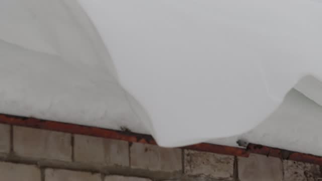 Снежные глыбы на крышах домов угрожают жителям Петрозаводска