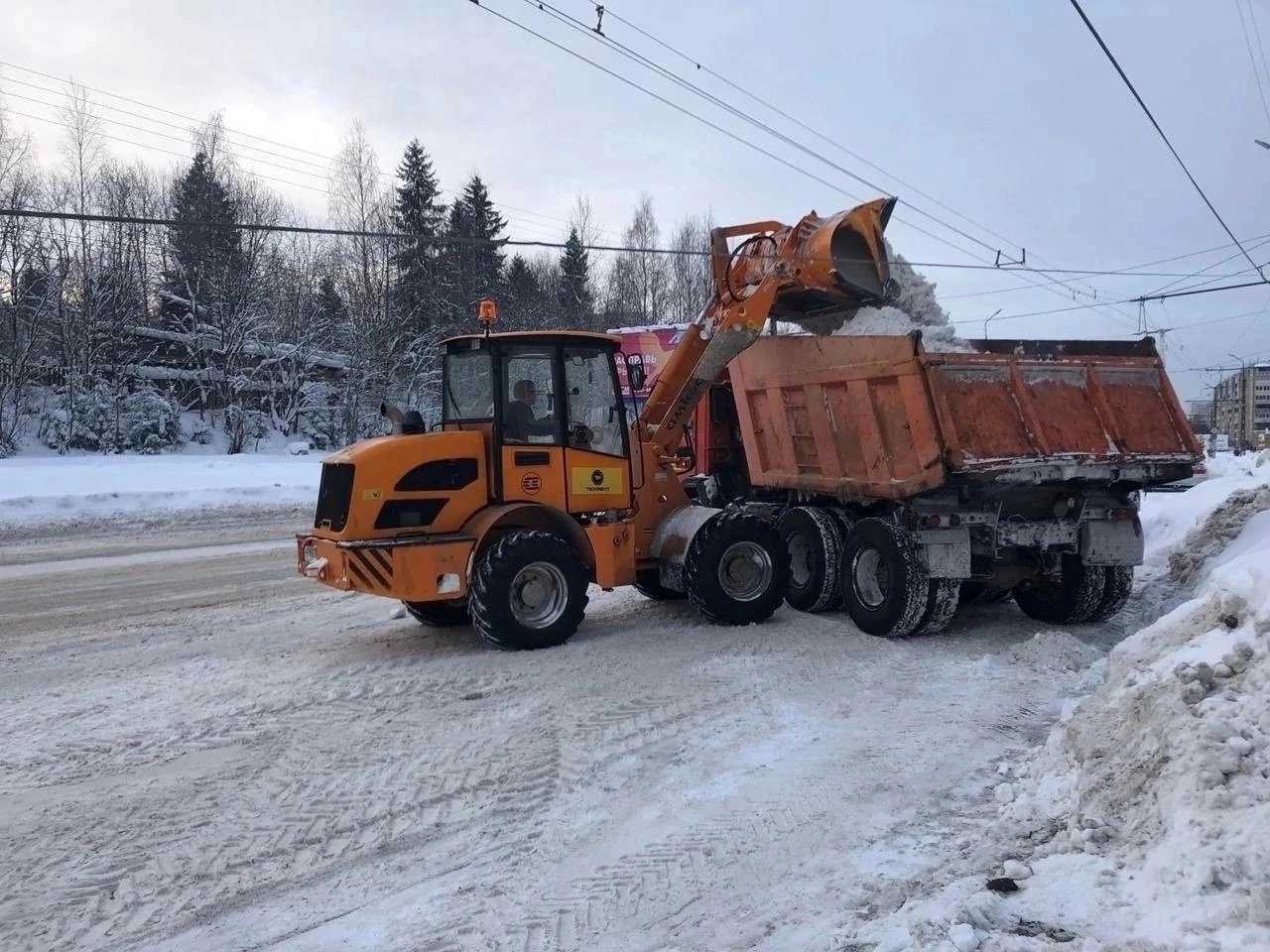 Ближайшей ночью снег будут убирать в крупнейших районах Петрозаводска
