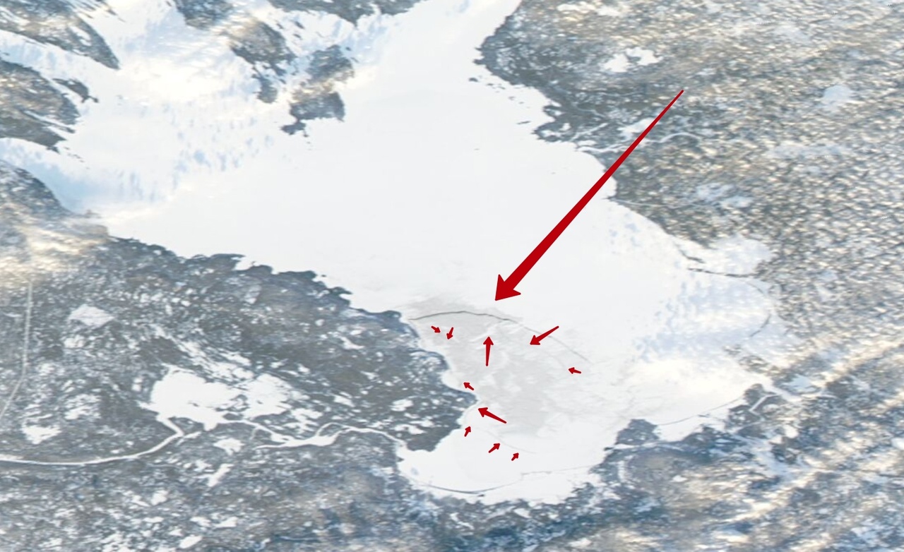 Огромная живая трещина рассекла лед на Онежском озере в Карелии