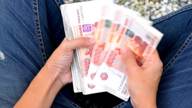 Инспекция труда добилась выплаты 750 тысяч рублей уволенному работнику в Карелии