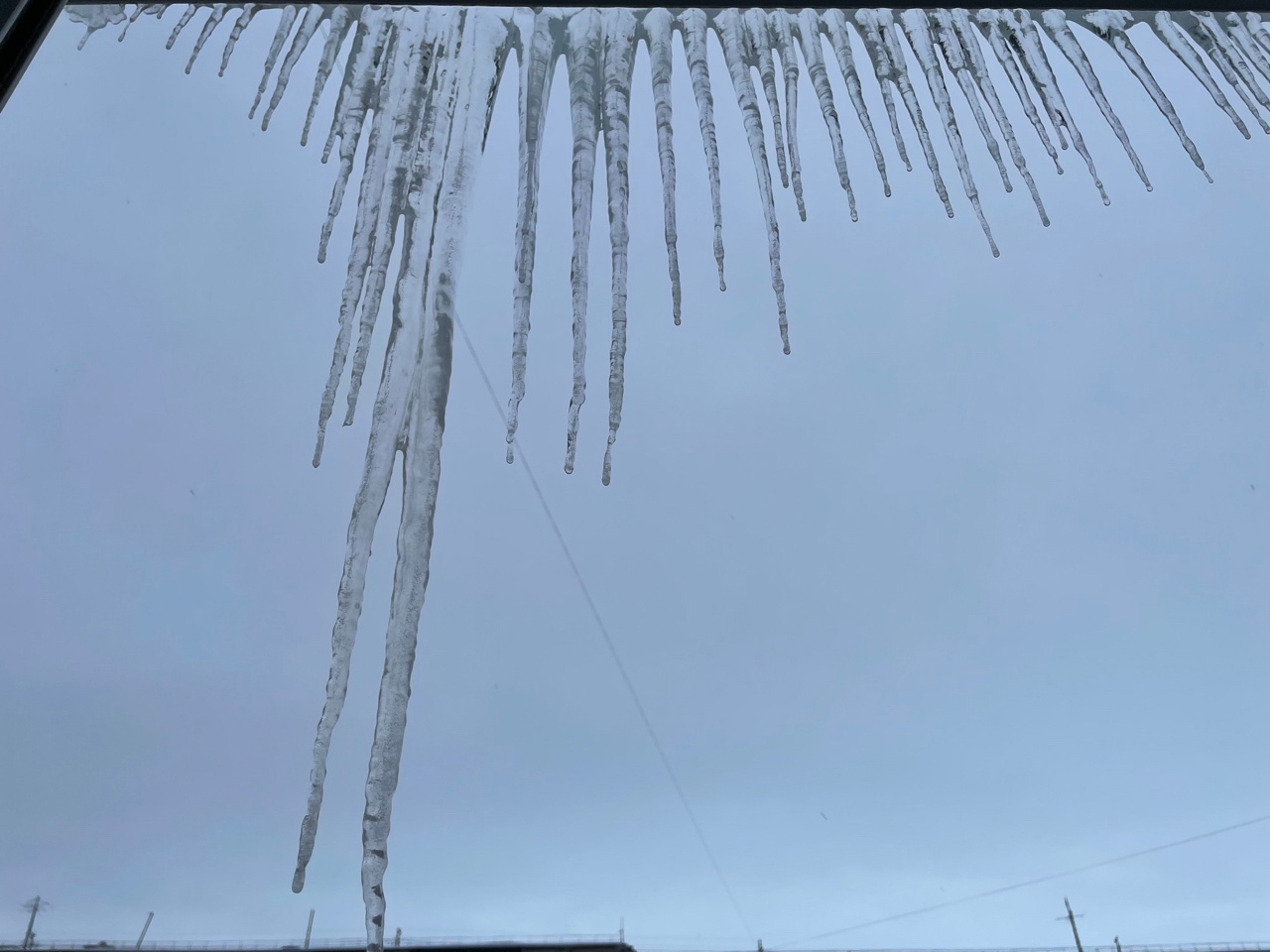Опасные сосульки и глыбы снега и льда свисают с крыш в Петрозаводске