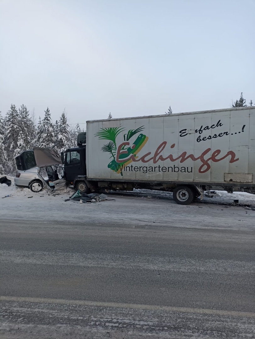 Появились подробности ДТП , в котором грузовик уничтожил легковушку на федеральной трассе в Карелии