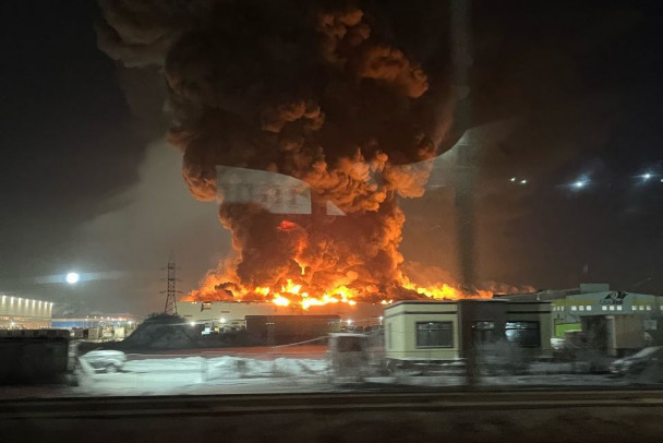 Серьезнейший пожар на складе Wildberries пытаются потушить в Петербурге