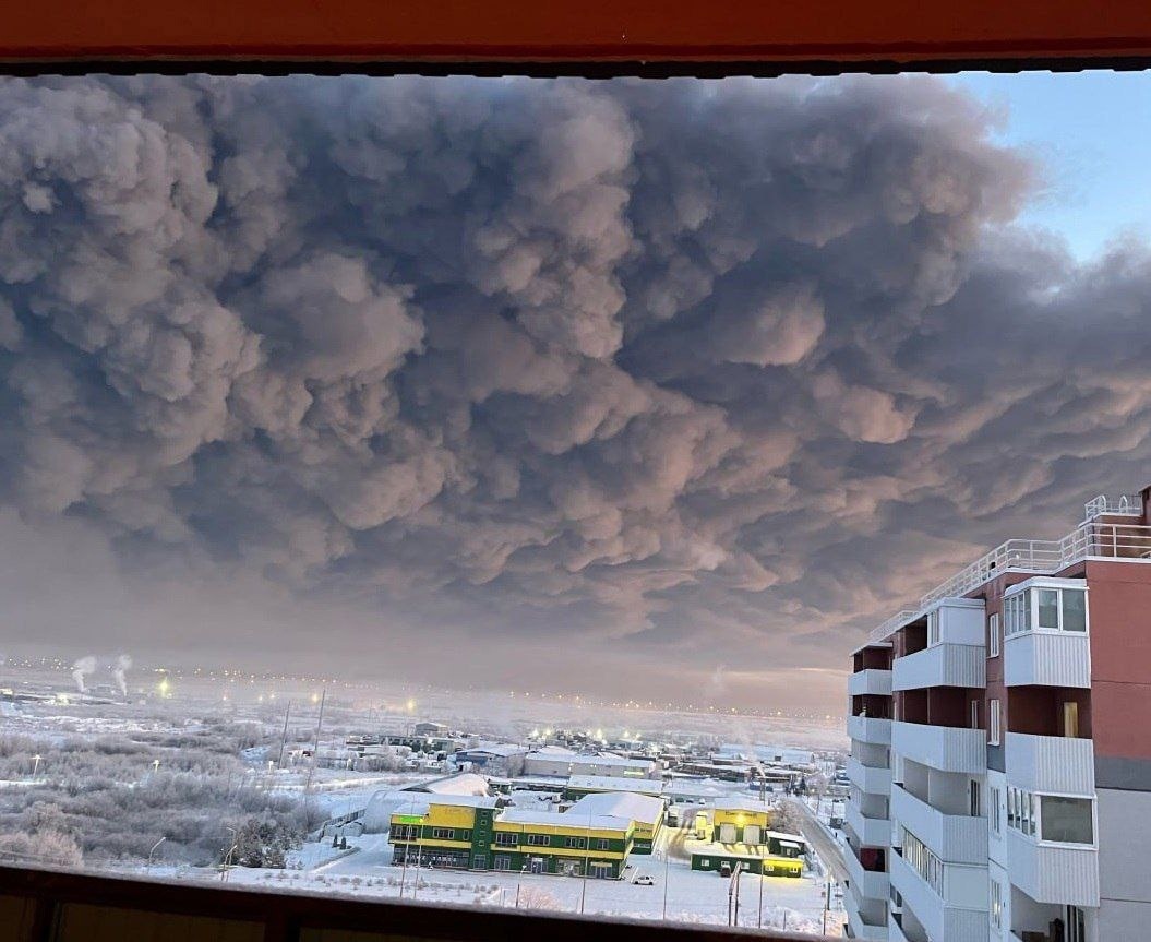 Апокалиптические фото выложили петербуржцы во время пожара на складе Wildberries
