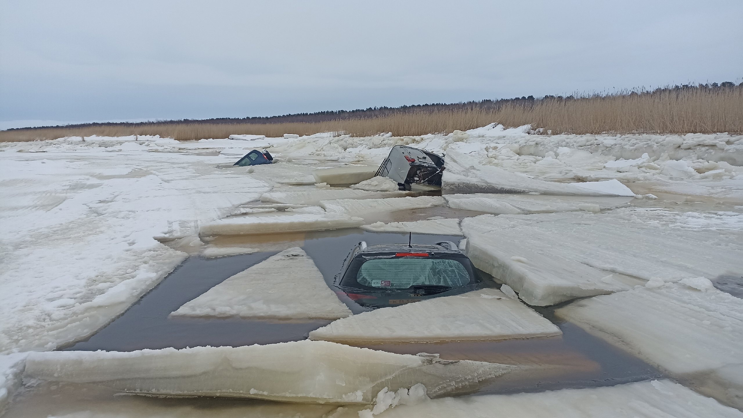Три авто провалились под лед по соседству с Карелией