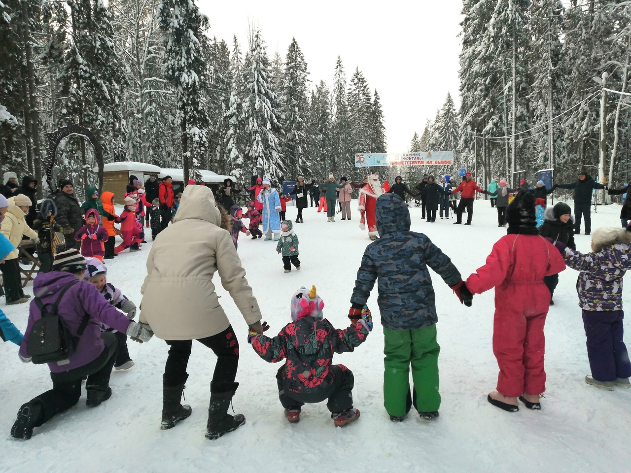 Петрозаводчане отметили Старый Новый год на лыжне вместе с Дедом Морозом и Снегурочкой
