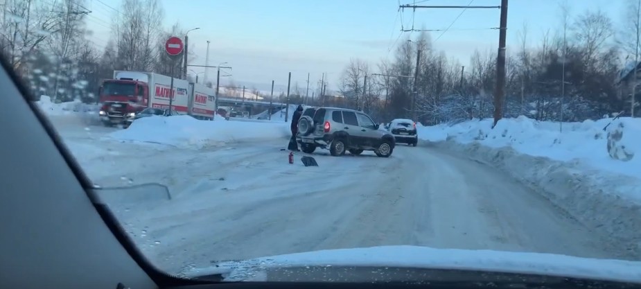 В крупном районе Петрозаводска столкнувшиеся авто перекрыли две полосы движения