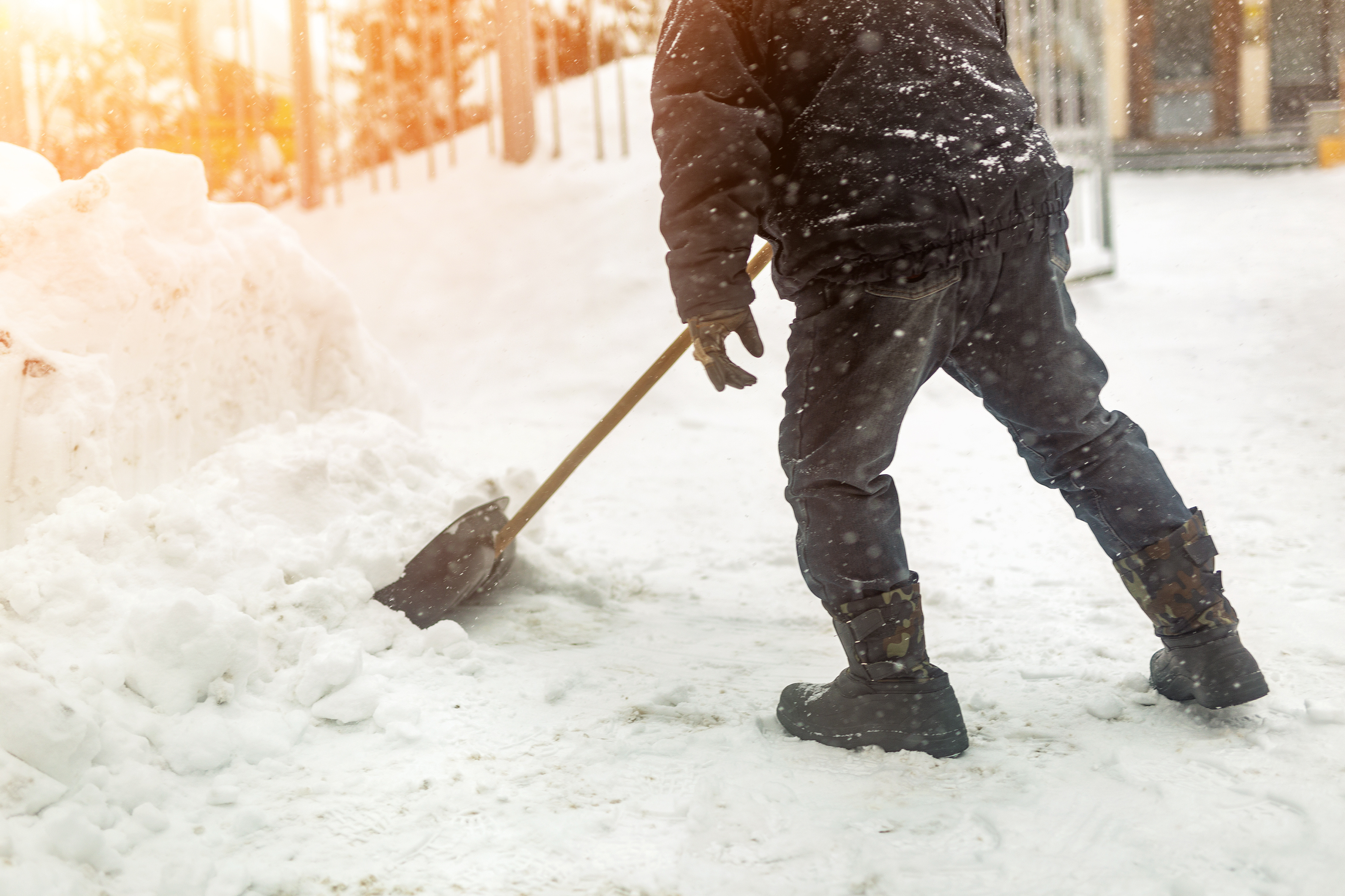 Специалист рассказал о смертельной опасности уборки снега