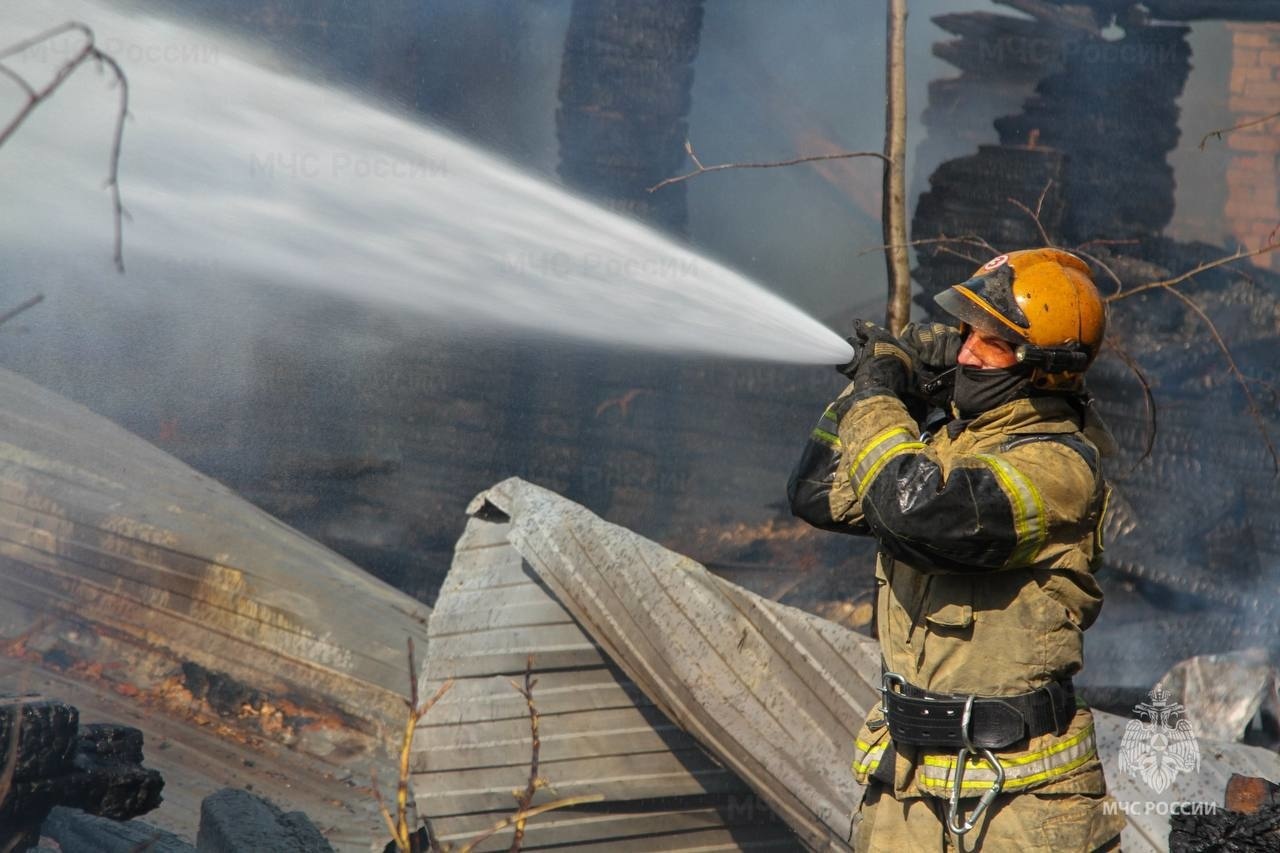 Огнеборцы ликвидировали пожар в частном доме в Петрозаводске
