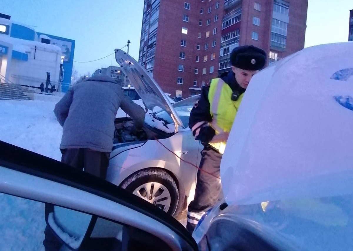 В Петрозаводске сотрудники ДПС пришли на помощь женщине с ребенком |  СТОЛИЦА на Онего