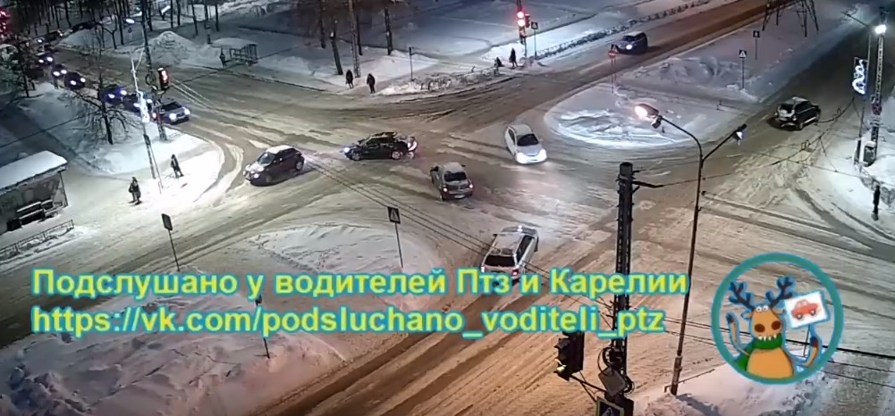 Два автомобиля столкнулись в час пик на оживленном перекрестке в Петрозаводске