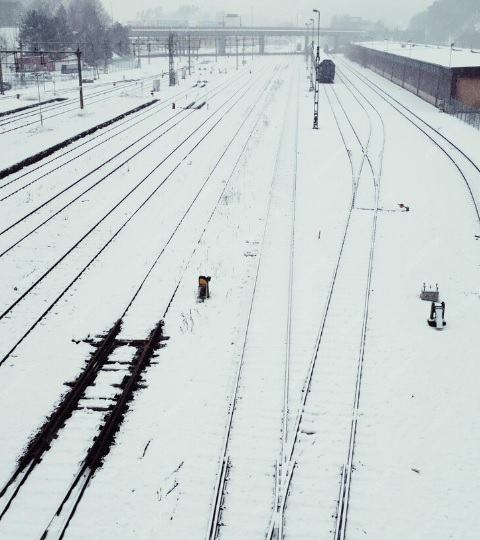 Железнодорожники сбросили снег с путей на одну из улиц Кеми