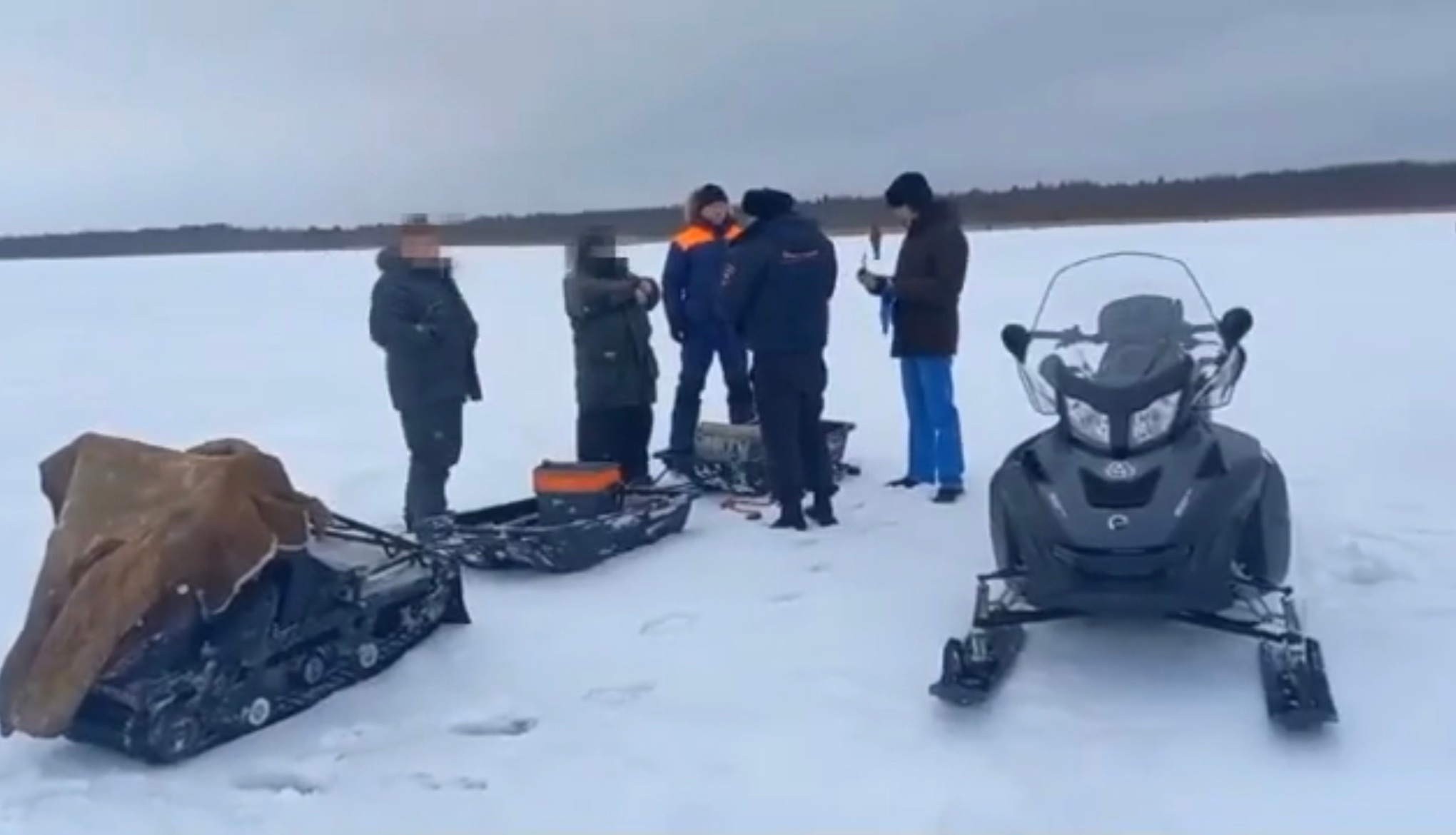 Спасатели помешали рыбачить 15 любителям зимнего лова на Ладожском озере