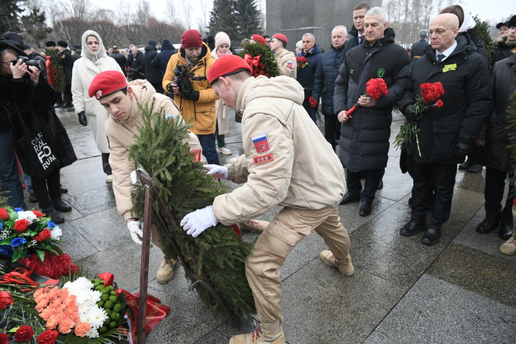 Представители Карелии возложили цветы на Пискаревском кладбище в День 80-летия снятия блокады Ленинграда