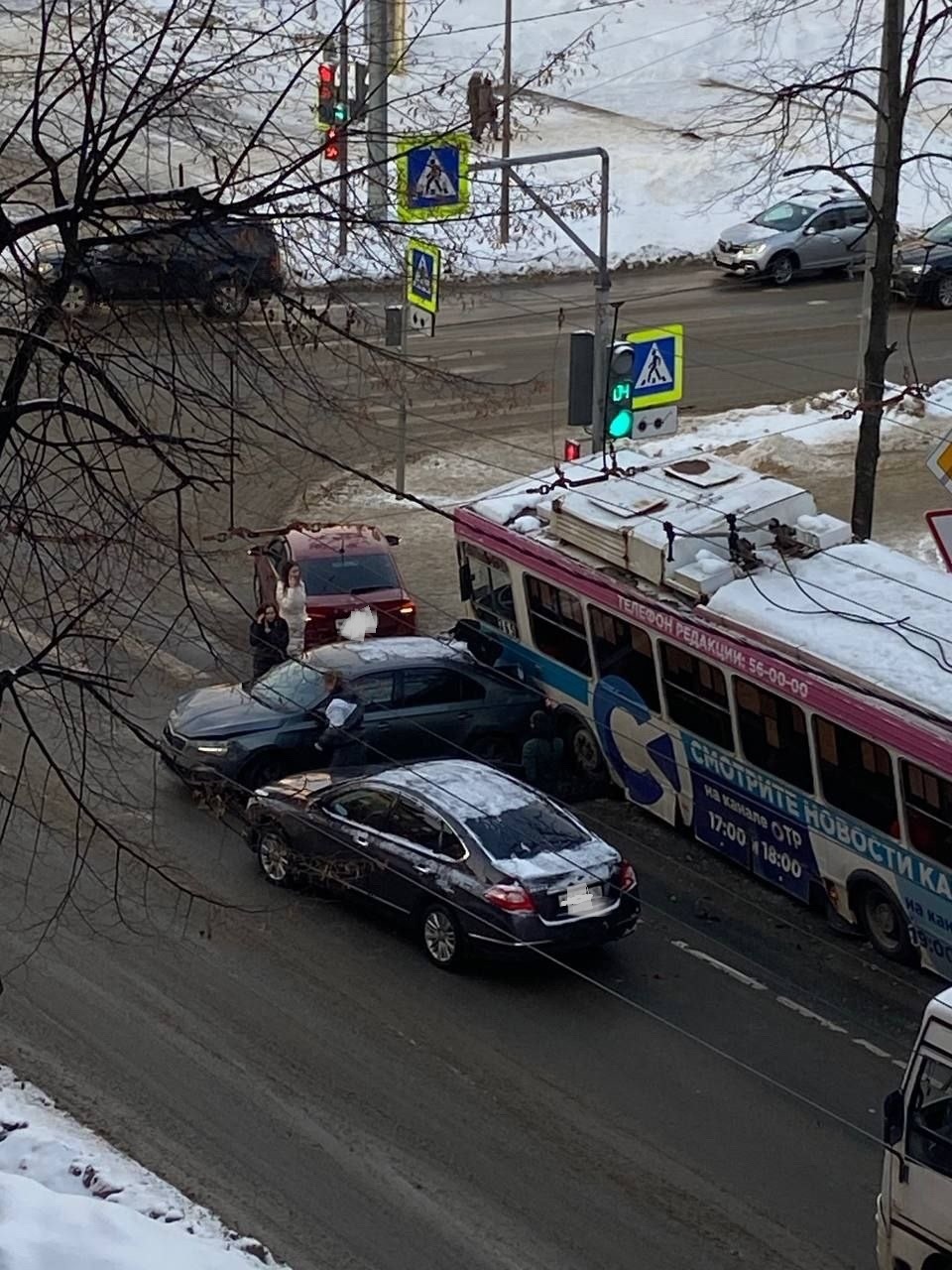 Троллейбус снес два автомобиля в центре Петрозаводска | СТОЛИЦА на Онего