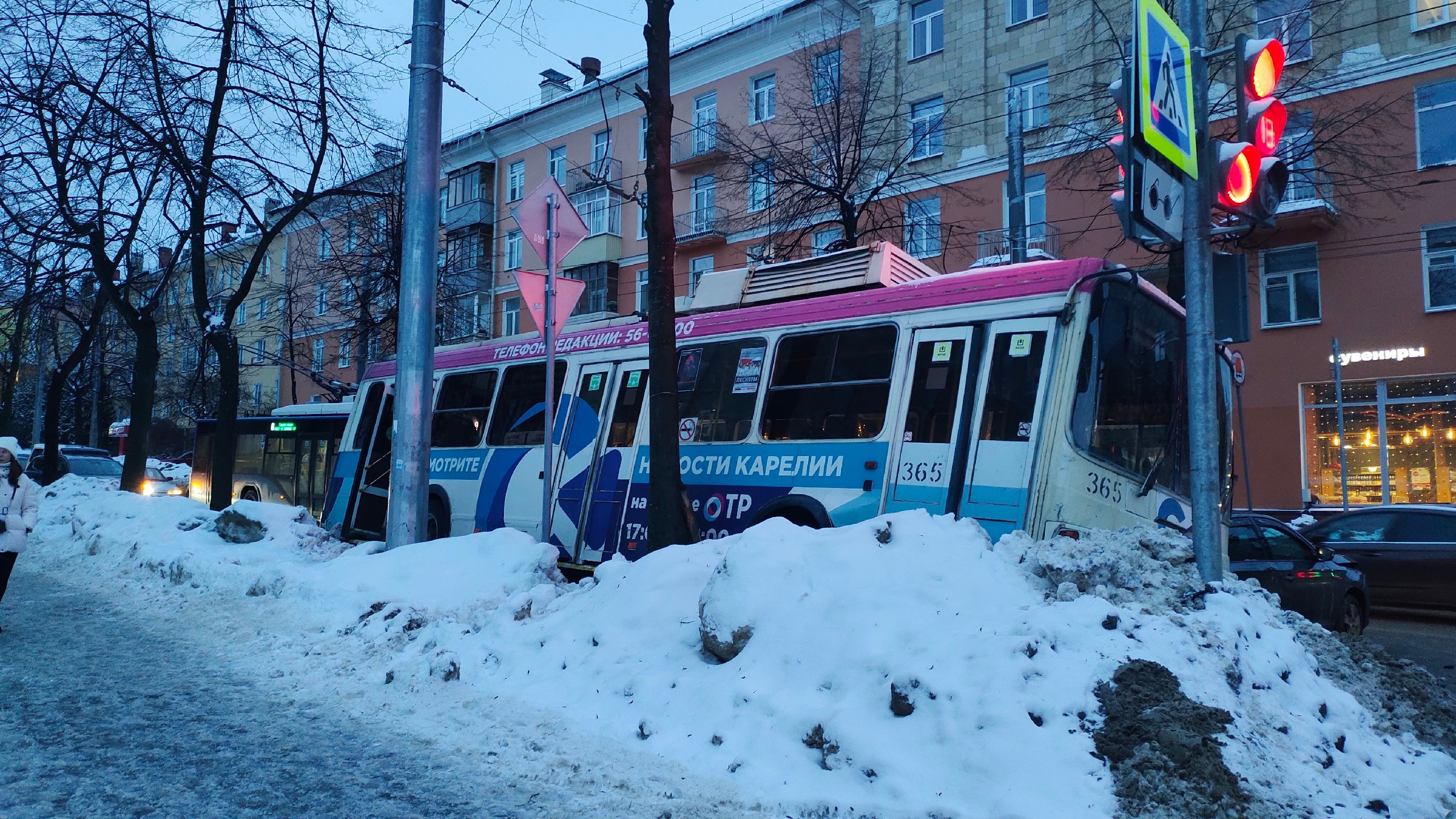 Полиция проверяет обстоятельства ДТП, где троллейбус снес два автомобиля в центре Петрозаводска