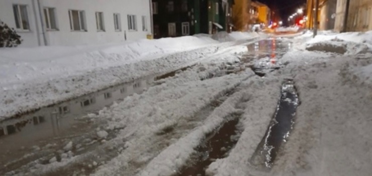Многострадальную улицу в Медгоре затопили талые воды