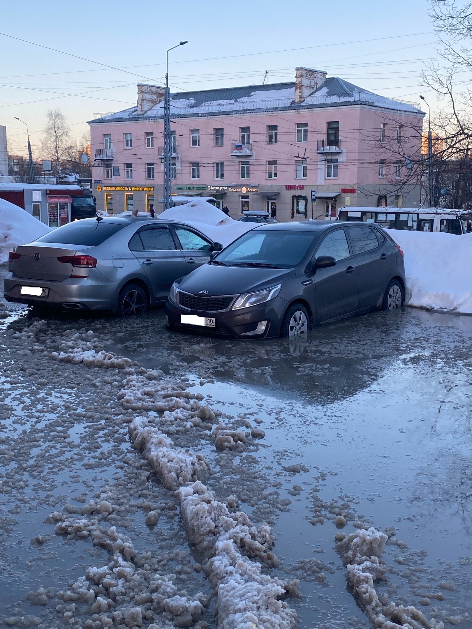 Автомобили петрозаводчан из-за оттепели «тонут» на парковках | 30.01.2024 |  Новости Петрозаводска - БезФормата