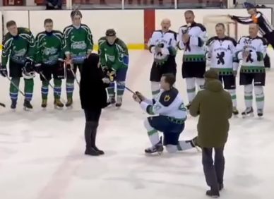 Карельский хоккеист сделал предложение возлюбленной прямо на льду после матча