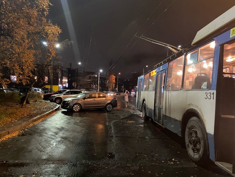 На конечной остановке троллейбусов в Петрозаводске автолюбители устроили парковку