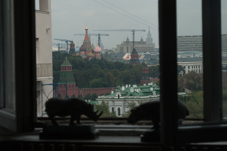 С балкона видны были. Вид из окна на Кремль. Вид на Кремль с балкона. Окно с видом на Кремль. Вид из окна на красную площадь.