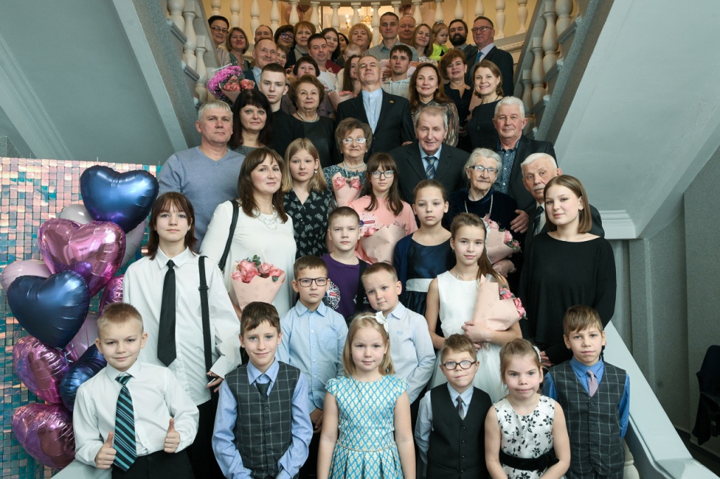 Многодетная семья из Петрозаводска доставила в Карелию пламенное «Сердце России»