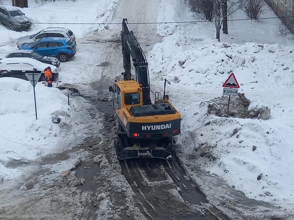 Трактор в Петрозаводске выровнял яму с огромной лужей, в которой тонули автомобили 