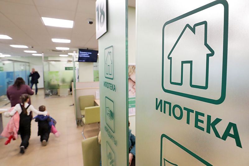 Число ипотечников в России упало после ужесточения банковских условий
