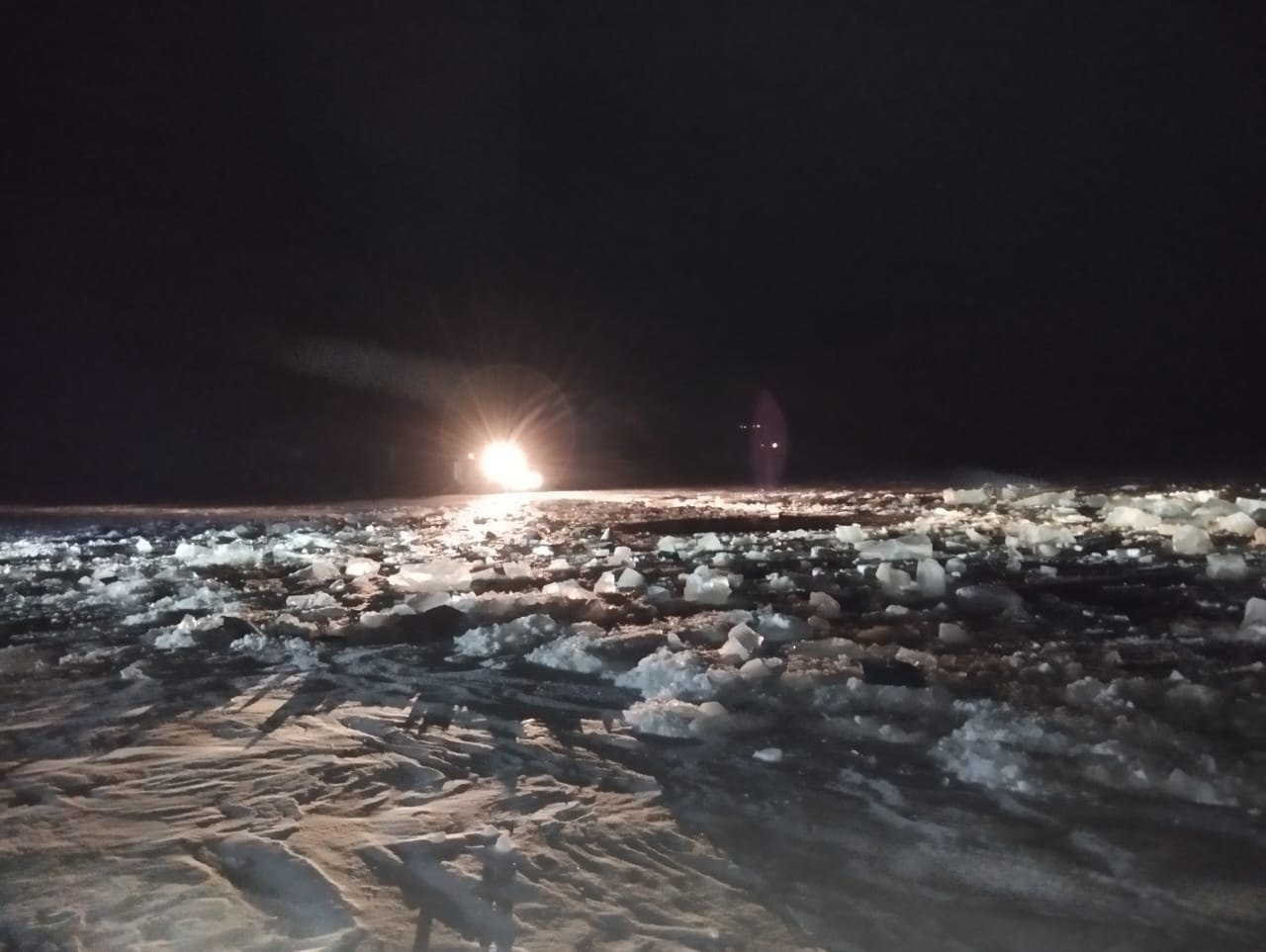 Трудовая инспекция расследует крушение вертолета Ми-8 на Онежском озере